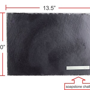 Puede incluir: Una bandeja de servir de pizarra negra con un borde &aacute;spero y natural. La bandeja mide 34,3 cm por 25,4 cm. Se incluye un peque&ntilde;o rect&aacute;ngulo blanco de tiza de esteatita.