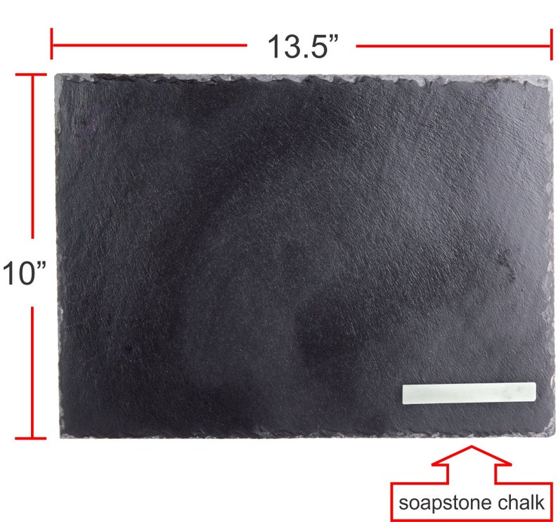 Puede incluir: Una bandeja de servir de pizarra negra con un borde &aacute;spero y natural. La bandeja mide 34,3 cm por 25,4 cm. Se incluye un peque&ntilde;o rect&aacute;ngulo blanco de tiza de esteatita.
