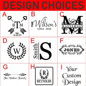 Puede incluir: Nueve opciones de dise&ntilde;o para un monograma o logotipo personalizado. Los dise&ntilde;os incluyen una corona con la letra W, un monograma con las letras B, T y M, una fuente de escritura con el texto "The Wilson's Since 2016", un monograma con la letra M y el texto "Masterson", un monograma con la letra S y el texto "Smith", una corona con el texto "Jones", un simple dibujo de l&iacute;nea de dos ramas con el texto "The Walker Family", una corona con la letra R y el texto "Reynolds", y un cuadro de texto con el texto "Your Custom Design".