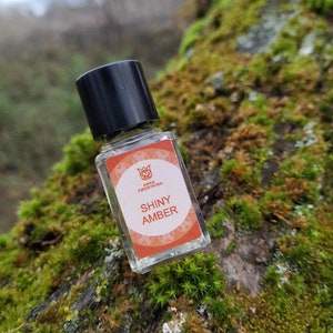 Shiny Amber olfactory art in a bottle, warm fragrance with lemon, bergamot, ginger, jasmine, champaka, labdanum, benzoin and vanilla 画像 4