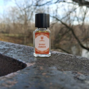 Shiny Amber olfactory art in a bottle, warm fragrance with lemon, bergamot, ginger, jasmine, champaka, labdanum, benzoin and vanilla 画像 3