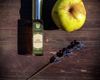 Apple orchard, olfactory art in a bottle,fruity chypre with galbanum, black currant bud, jasmine, champaka, oakmoss, vetiver, labdanum