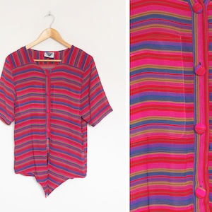 Vintage roze gestreepte blouse met korte mouwen, felroze stropdas voortop, horizontaal gestreept overhemd