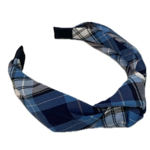 Könnte beinhalten: Ein geknüpftes Stirnband in blau-weißem Karomuster. Das Stirnband ist aus weichem, dehnbarem Stoff und hat einen bequemen Sitz.