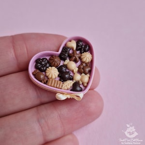 Miniature box-heart with chocolates candies. Valentine&#39;s Day. Handmade, polymer clay. Dollhouse food. Miniature food. Food for dolls.