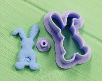 Peut inclure: Deux emportes-pièces en plastique violet en forme de lapins. Un emporte-pièce est plein et l'autre est un contour.