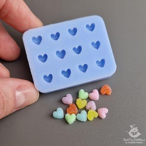 Silikonform für Polymer Clay. Miniatur Bonbons in Herzform 6 mm. Die Form kann gebacken werden. Zufällige Farben Formen
