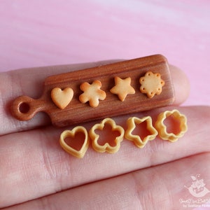 Miniatur-Ausstechformen für die Puppenküche im Maßstab 1 bis 12, Miniatur-Kekse 4 Stück in Goldfarbe. PLA-Kunststoff. Bild 1