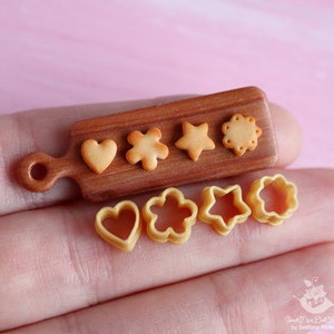 Miniature cutters for doll kitchen on a scale of 1 to 12, Miniature cookies (4 pieces)in gold color. PLA plastic.