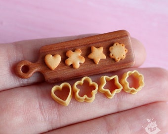 Miniatuur uitstekers voor poppenkeuken op een schaal van 1 tot 12, Miniatuur koekjes (4 stuks) in goudkleur. PLA-kunststof.