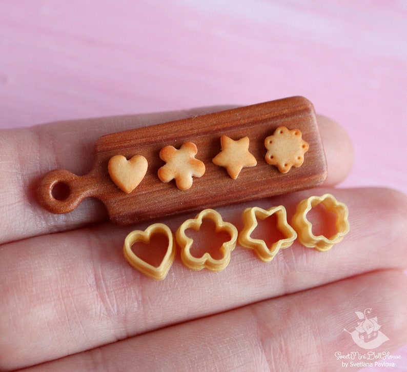 Miniatur-Ausstechformen für die Puppenküche im Maßstab 1 bis 12, Miniatur-Kekse 4 Stück in Goldfarbe. PLA-Kunststoff. Bild 1