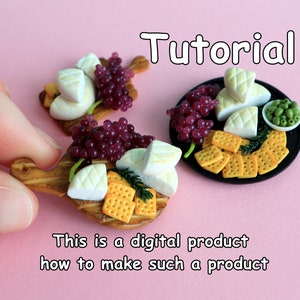 Könnte beinhalten: Zwei Miniatur-Käsebretter mit Crackern, Trauben und Käse. Die Bretter sind aus Holz und haben einen Griff. Der Käse ist weiß und die Cracker sind gelb. Die Trauben sind lila. Der Text "Tutorial" befindet sich oben im Bild. Der Text "Dies ist ein digitales Produkt, wie man ein solches Produkt herstellt" befindet sich unten im Bild.