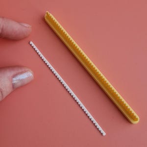 以下が含まれることがあります： プラスチック製のケーキデコレーションツール2つ。1つは黄色で、波状の縁があります。もう1つは白で、波状の縁があります。