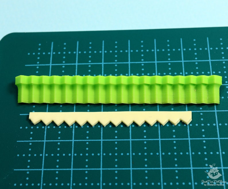 Może przedstawiać: Dwa silikonowe foremki do dekorowania ciast. G&oacute;rna foremka jest zielona i ma falisty brzeg. Dolna foremka jest beżowa i ma falisty brzeg.