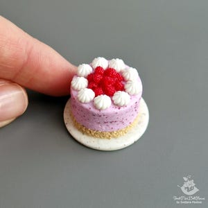 Mini-gâteau aux framboises. Fait main, pâte polymère. Maison de poupée.