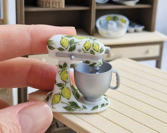 レモン柄のミニチュアミキサー／キッチンエイドとアクセサリー／ドールハウスセット