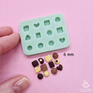 Silikonform für Polymer Clay. Miniatur Pralinen #1 - Größe 6 mm. Die Form kann gebacken werden. Zufällige Farben Formen
