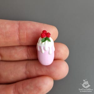 Miniatur Cocktail mit Himbeeren. Handarbeit, Polymer Clay. Puppenhaus Essen. Miniatur Kost. Puppenstube.