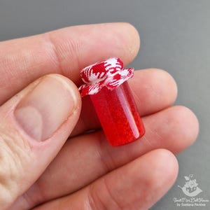 Pot de confiture de framboises miniature 1 pièce : nourriture pour maison de poupée en pâte polymère faite main