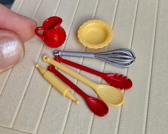 Miniature Kitchen Utensils and Accessories/Dollhouse Set