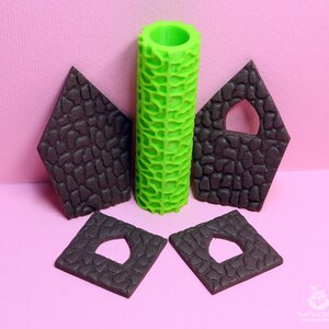 Puede incluir: Un conjunto de cinco herramientas para decorar pasteles, que incluye un rodillo texturizado verde y cuatro moldes texturizados marrones. Los moldes tienen forma de casas con ventanas y est&aacute;n dise&ntilde;ados para crear un efecto de piedra.