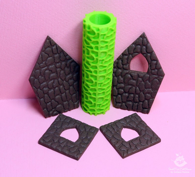 Puede incluir: Un conjunto de cinco herramientas para decorar pasteles, que incluye un rodillo texturizado verde y cuatro moldes texturizados marrones. Los moldes tienen forma de casas con ventanas y est&aacute;n dise&ntilde;ados para crear un efecto de piedra.