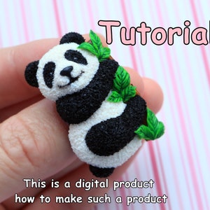 Könnte beinhalten: Eine schwarz-weiße Pandabärenfigur mit grünen Blättern aus Polymer Clay. Der Panda hält sich an einem Ast fest und hat einen süßen, lächelnden Ausdruck. Dies ist ein digitales Produkttutorial, wie man eine ähnliche Figur herstellt.