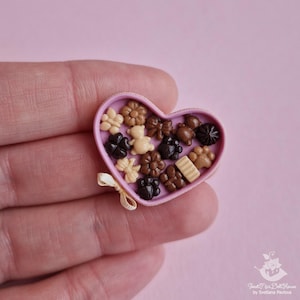 Miniature box-heart with chocolates candies. Valentine&#39;s Day. Handmade, polymer clay. Dollhouse food. Miniature food. Food for dolls.
