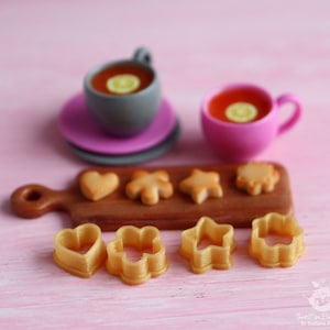 Miniatur-Ausstechformen für die Puppenküche im Maßstab 1 bis 12, Miniatur-Kekse 4 Stück in Goldfarbe. PLA-Kunststoff. Bild 2