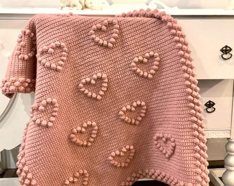 かぎ針編みのボブルハートベビーブランケットのパターン、縁取りの接合