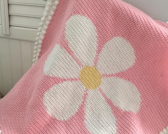 Schema per copertina all'uncinetto per neonati, motivo a margherita per copertina all'uncinetto fai da te, motivo a uncinetto per neonato con fiori del bosco, motivo a uncinetto per intarsio, motivo a margherita con pompon per cameretta dei bambini