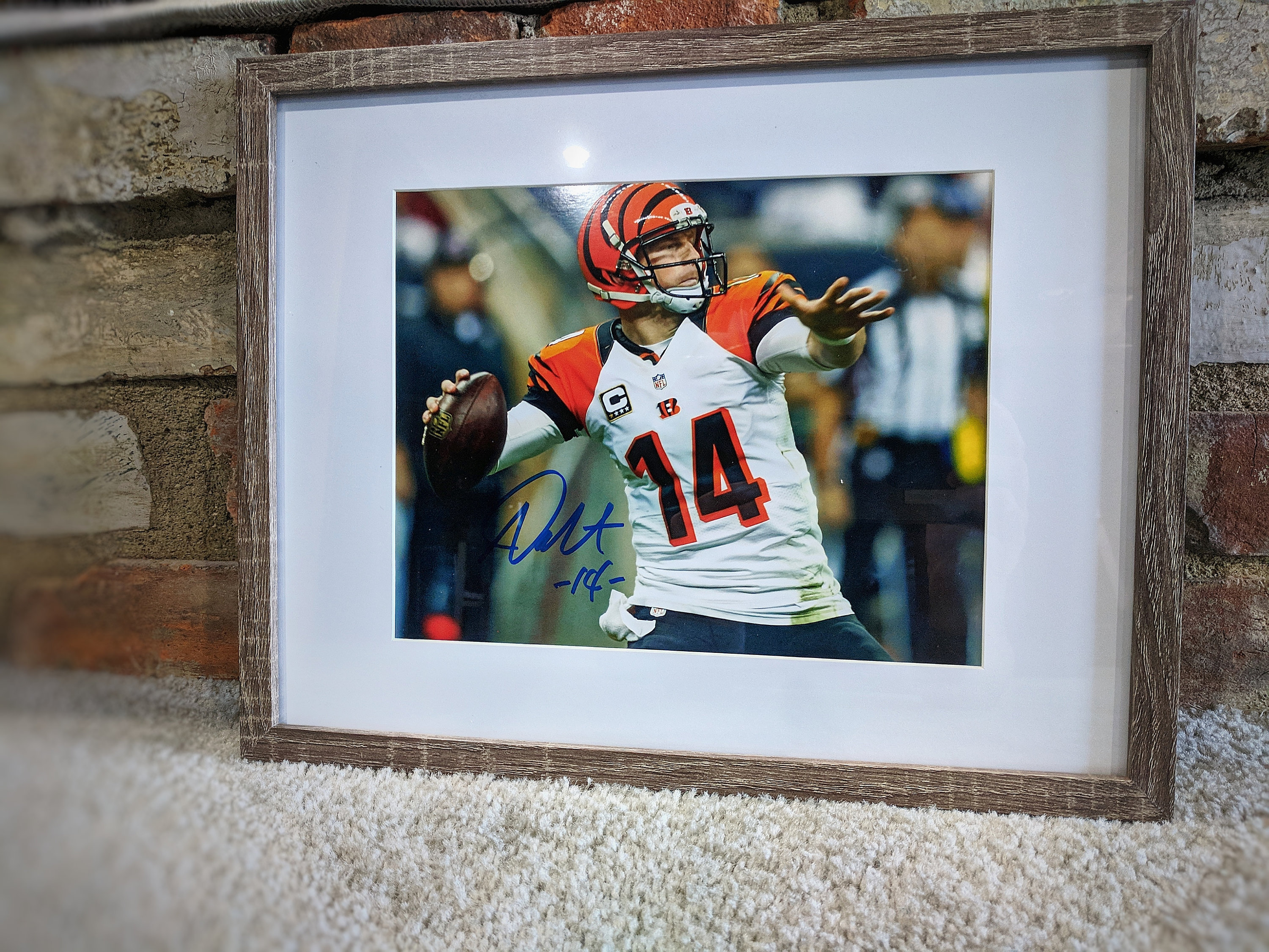 Foto autografata rustica autentica di Andy Dalton, incorniciata, con passepartout, maglia dei Cincinnati Bengals, firmata