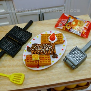 Miniatur Waffeln mit Butter, Ahornsirup Essen für 1:6 Puppen. Handgemacht von Nadia Michaux