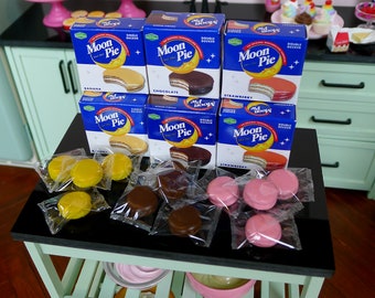 Miniatuur Moon Pie / Choco Pie / Wagon Wheels verpakt in plastic voor poppenvoedsel op schaal 1:6. Handgemaakt door Nadia Michaux