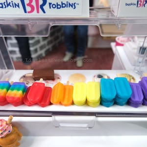 Miniatur Eis am Stiel Regenbogen 1:6 für Puppen. Handgemacht von Nadia Michaux