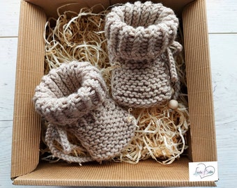 Babyschuhe mit Geschenkbox, babysocken mit Holzperlen beige gestrickte babysocken gestrickte babyschuhe wollsocken junge  personaliesiert