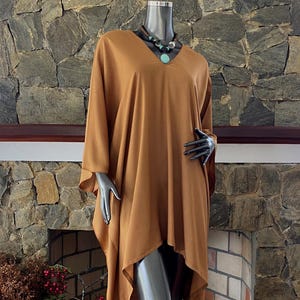 Elegantes festes beige braunes handgefärbtes Cover Up, Strand Bikini V-Ausschnitt Cover Up, Poncho Top Bluse Tunika, Arbeit von zu Hause kurzes Kleid, Einheitsgröße