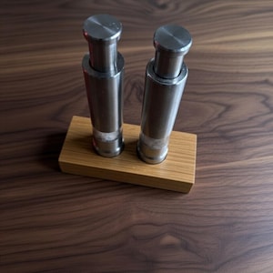 Set de Molinos de Especias de Madera – Sal y Pimienta con Molinillos de Acero Inoxidable y Soporte de Roble | Regalo Cocina