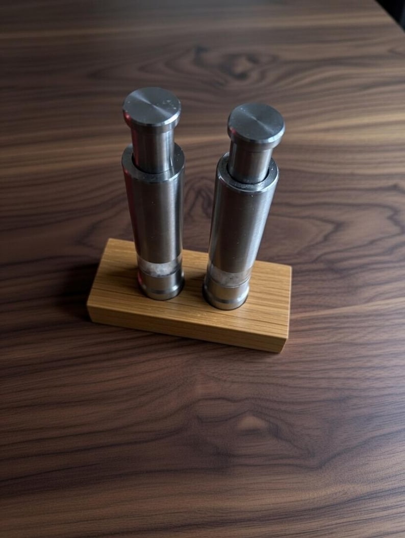 Spice mills I Salt and pepper shakers including wooden stand I ready for shipment within 24 hrs. Salt and pepper grinder immagine 1