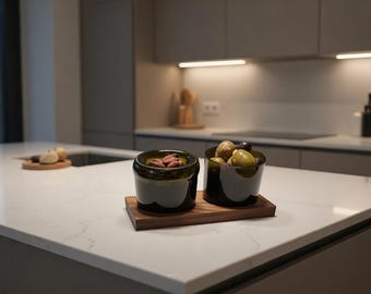 Olivenschale aus Weinflaschen mit Nussbaum Tablett | Handgemacht in Deutschland | Upcycling Geschenkidee | Nachhaltiges Küchenzubehör