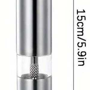 Pu&ograve; includere: Un macinapepe in acciaio inossidabile argentato con una sezione in vetro trasparente al centro. Il macinapepe &egrave; alto 15 cm e largo 2,7 cm.