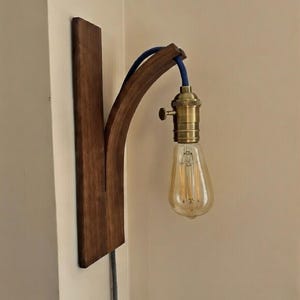 Handmade Walnut Light Bulb Holder – Curved Wood Wall Lamp, Minimalist & Timeless Design, No Electronics Included