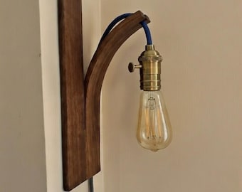 Handgefertigte Nussbaum Glühbirnenhalterung – Gebogenes Holz Design, Wandlampe ohne Elektronik, Zeitlos & Minimalistisch