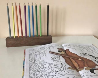 Minimalistischer Nussbaum-Stiftehalter mit 10 Buntstiften – Handmade Schreibtisch Organizer, Büroaccessoire, Geschenkidee