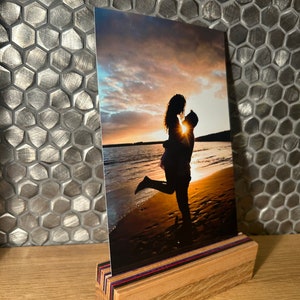 Stilvoller Fotoständer aus Holz I Bilderrahmen I Kartenhalter I Bilderhalter I Bilderleiste I Skateboard Upcyclin