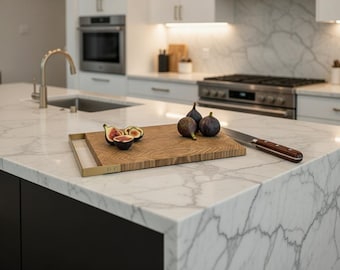 Handgefertigtes Eichen Hackbrett mit Messinggriff | Nachhaltiges Schneidebrett | Küchenbrett Holz | Geschenk für Küchenliebhaber