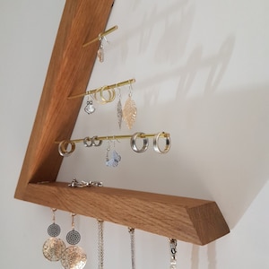 Practical jewelry rack in an elegant and timeless design