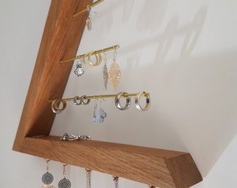 Practical jewelry rack in an elegant and timeless design