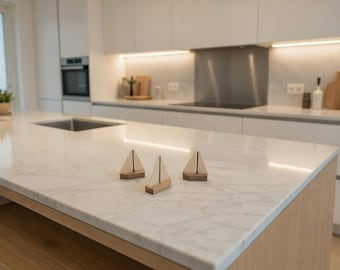 Voilier artisanal en bois | Mini bateau en bois de cerisier et d'érable | Décoration nautique | Idée cadeau pour pendaison de crémaillère, mariage et anniversaire