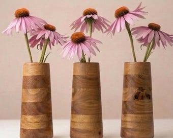 Gestreifte Holzvase aus Eiche – Handgedrechselt mit Glaseinsatz